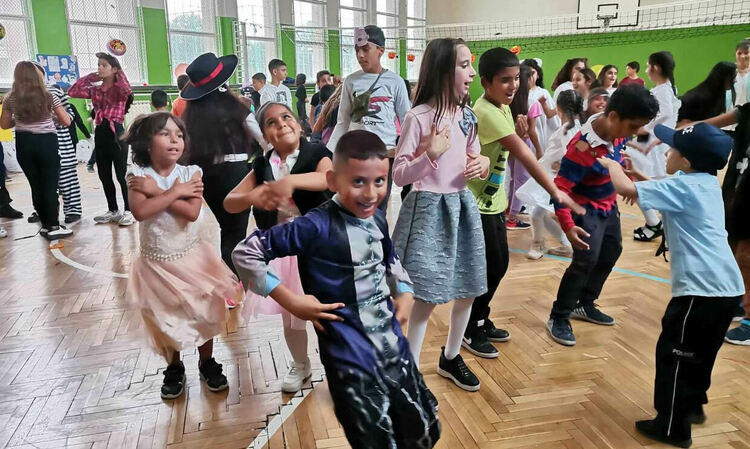 Ученици отбелязаха в аванс Хелоуин и Деня на народните будители