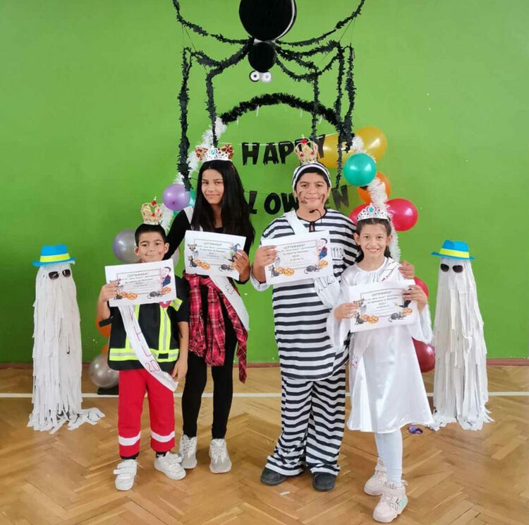 Ученици отбелязаха в аванс Хелоуин и Деня на народните будители