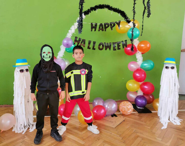 Ученици отбелязаха в аванс Хелоуин и Деня на народните будители