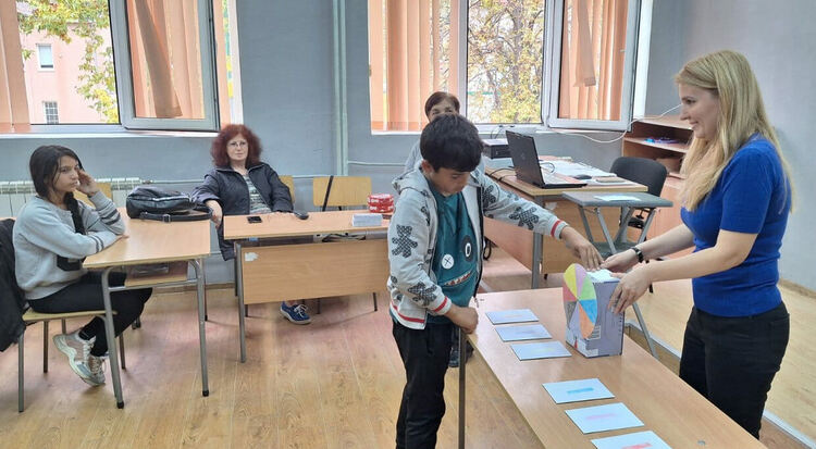 Ученици отбелязаха в аванс Хелоуин и Деня на народните будители