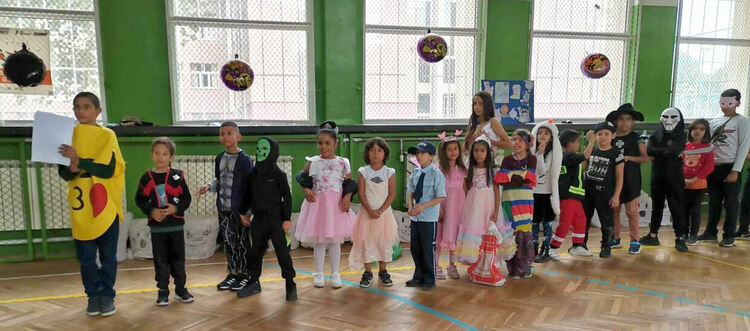 Ученици отбелязаха в аванс Хелоуин и Деня на народните будители