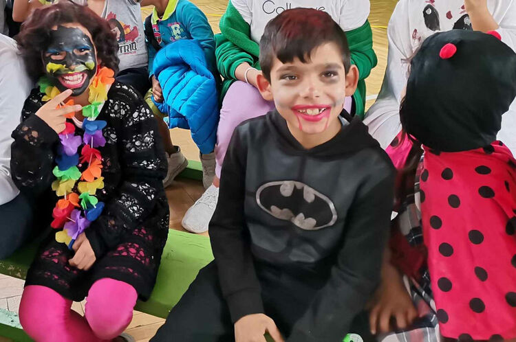 Ученици отбелязаха в аванс Хелоуин и Деня на народните будители