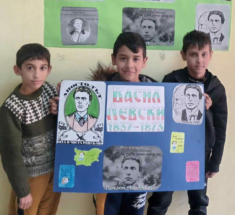 Ученици отбелязаха в аванс Хелоуин и Деня на народните будители