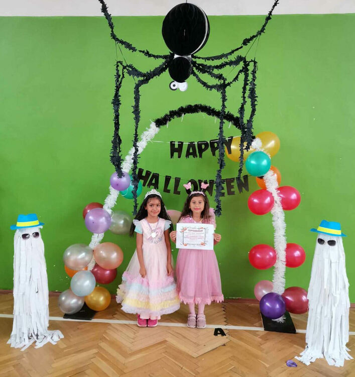 Ученици отбелязаха в аванс Хелоуин и Деня на народните будители