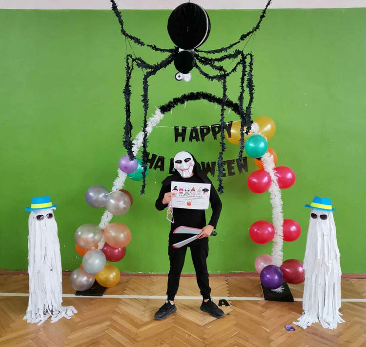 Ученици отбелязаха в аванс Хелоуин и Деня на народните будители