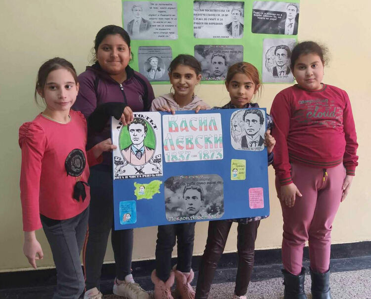 Ученици отбелязаха в аванс Хелоуин и Деня на народните будители