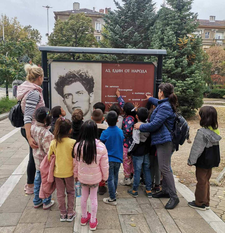 Ученици отбелязаха в аванс Хелоуин и Деня на народните будители