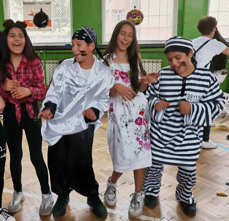 Ученици отбелязаха в аванс Хелоуин и Деня на народните будители