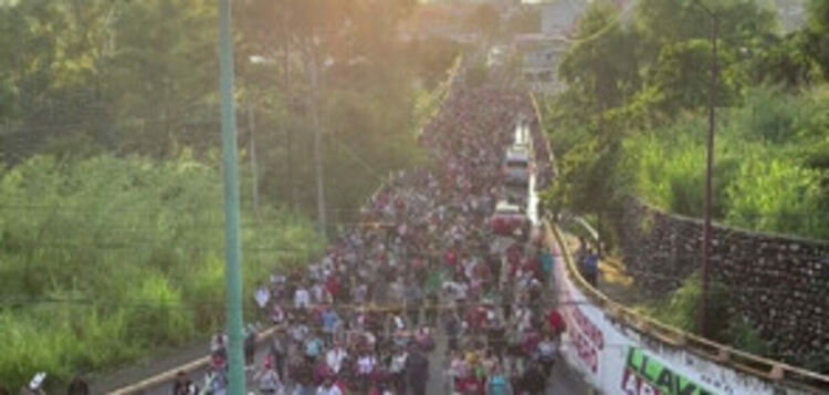 Керван от над 5000 мигранти се отправи към САЩ