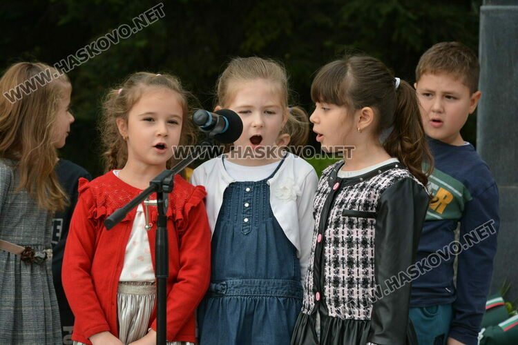 Поднасяне на цветя и рецитал в Хасково за Деня на народните будители