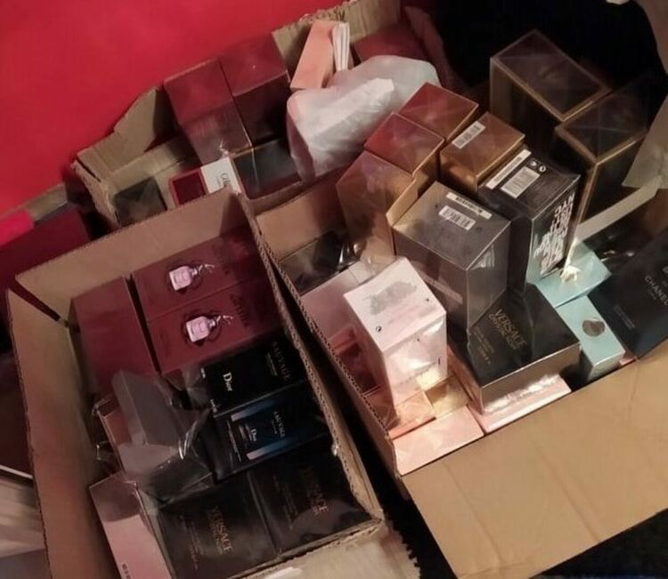Откриха 138 кашона с парфюми менте и 15 500 електронни наргилета в два буса