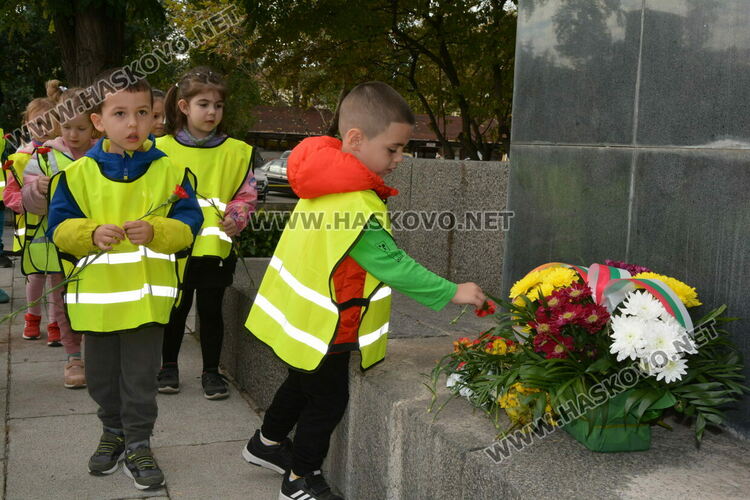 Поднасяне на цветя и рецитал в Хасково за Деня на народните будители