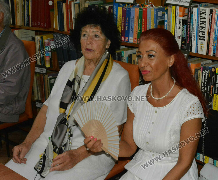 Елена Алекова представи книгата си „Моите срещи с Хасково“