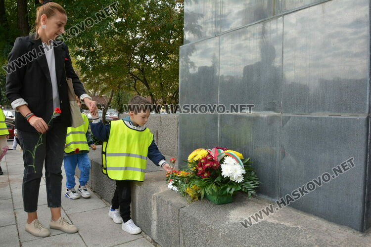 Поднасяне на цветя и рецитал в Хасково за Деня на народните будители