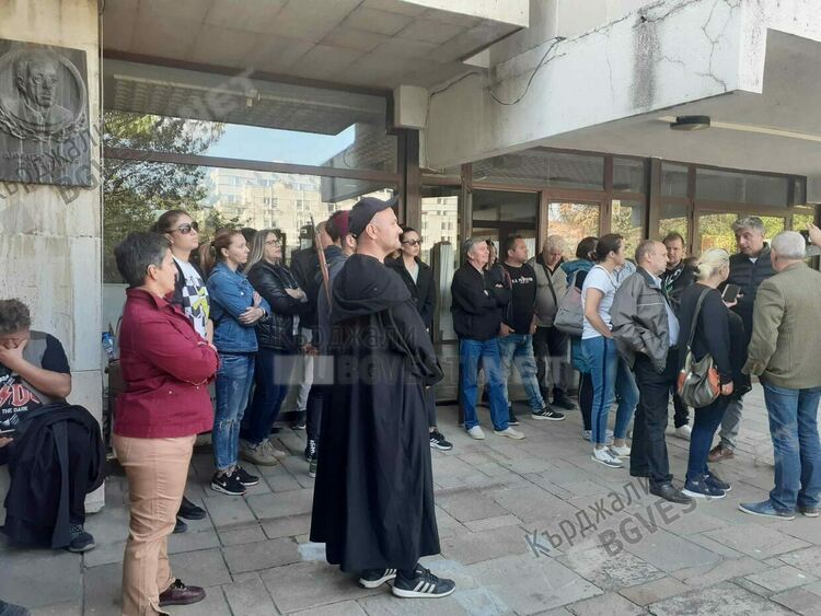 Театралите в Кърджали излязоха на протест