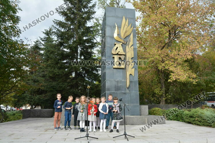 Поднасяне на цветя и рецитал в Хасково за Деня на народните будители