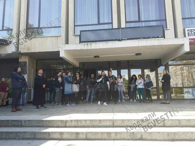 Театралите в Кърджали излязоха на протест