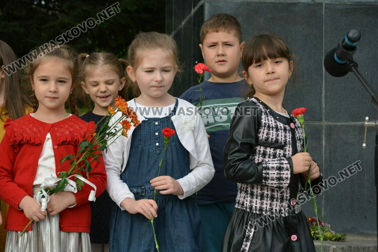 Поднасяне на цветя и рецитал в Хасково за Деня на народните будители