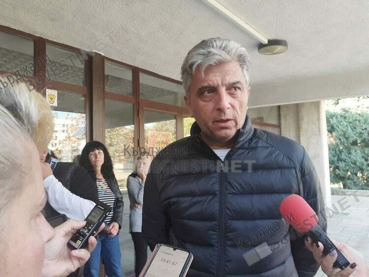 Театралите в Кърджали излязоха на протест