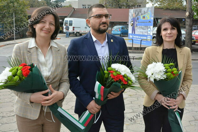 Поднасяне на цветя и рецитал в Хасково за Деня на народните будители
