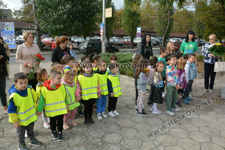Поднасяне на цветя и рецитал в Хасково за Деня на народните будители