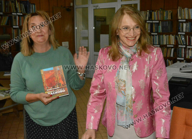 Елена Алекова представи книгата си „Моите срещи с Хасково“