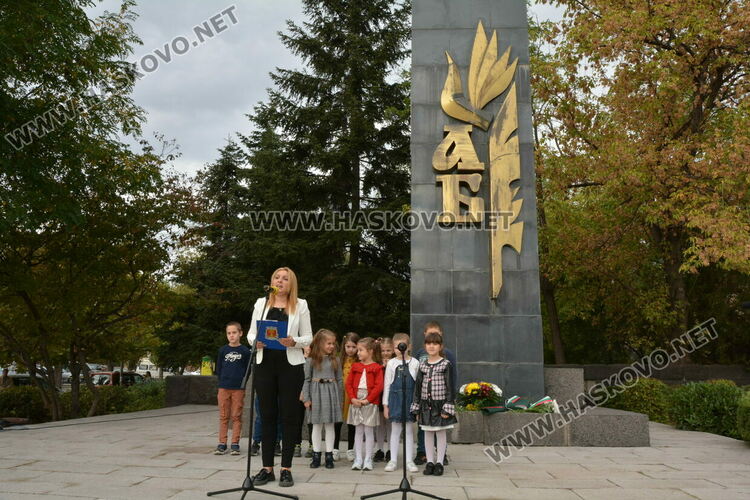Поднасяне на цветя и рецитал в Хасково за Деня на народните будители