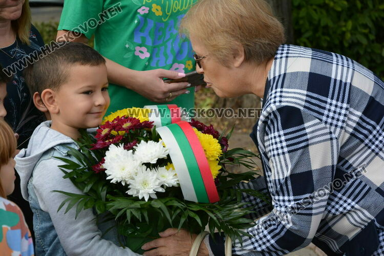 Поднасяне на цветя и рецитал в Хасково за Деня на народните будители