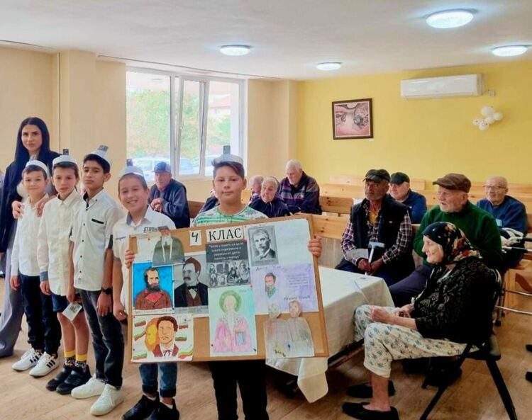 Четвъртокласници гостуваха в Дома за стари хора в Кърджали за Деня на народните будители