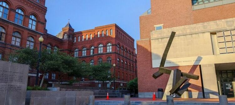 Мемориалният музей на холокоста в непосредствена близост до парка „Национален мол“ във Вашингтон, окръг Колумбия – официалният мемориал на Съединените щати на холокоста