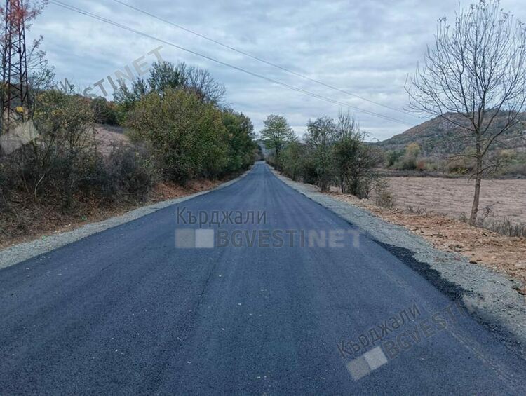 Асфалтират и след изборния ден в Момчилградско