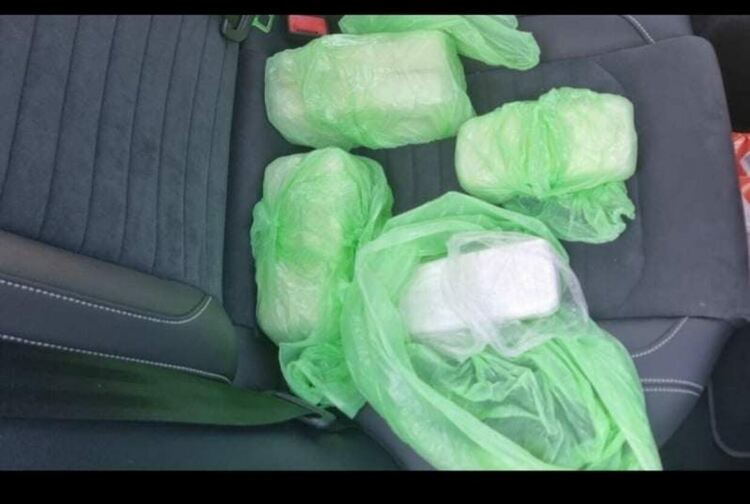 Задържаха двама мъже и жена за над 3 кг кокаин и незаконно оръжие