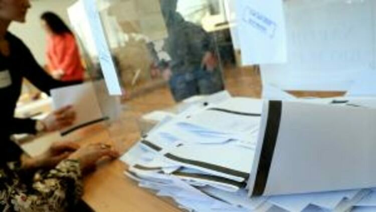 Пребиха член на изборна комисия, заснел как един човек гласува няколко пъти