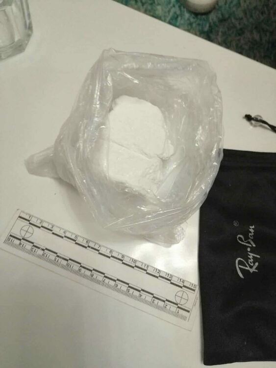 Задържаха двама мъже и жена за над 3 кг кокаин и незаконно оръжие