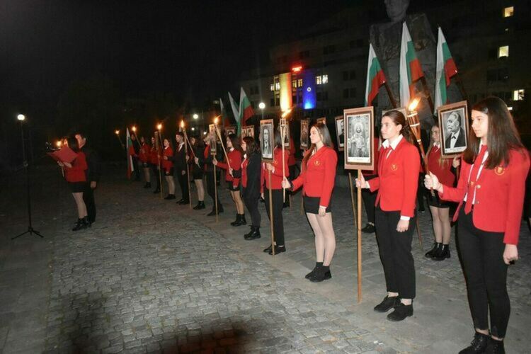 С факелно шествие кърджалийски ученици отбелязаха Деня на народните будители