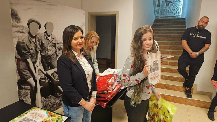 Наградиха отличените в общинския ученически конкурс по повод Деня на народните будители