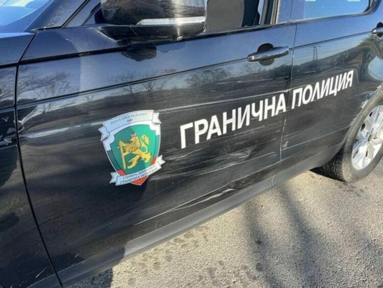 Полицията задържа след гонка 12 незаконни мигранти в камион