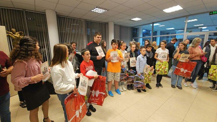 Наградиха отличените в общинския ученически конкурс по повод Деня на народните будители