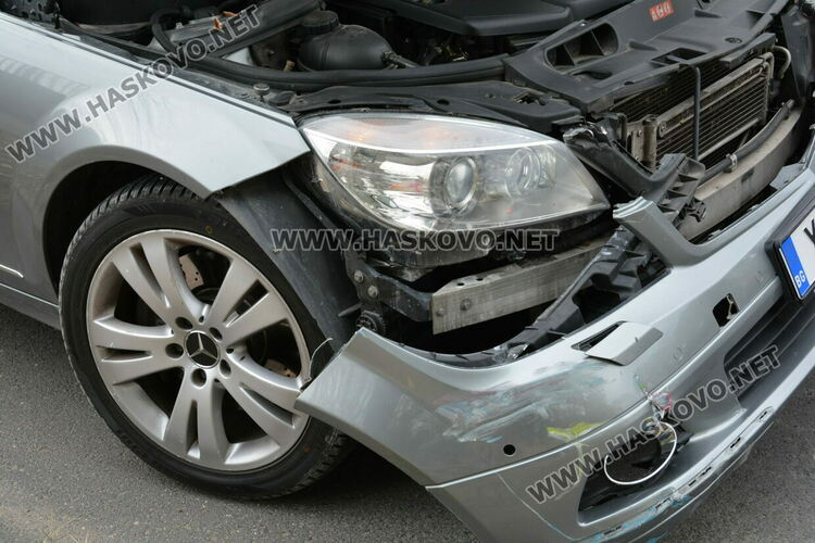 Мерцедес, джип и каруца катастрофираха на булевард „Васил Левски“