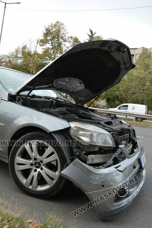 Мерцедес, джип и каруца катастрофираха на булевард „Васил Левски“