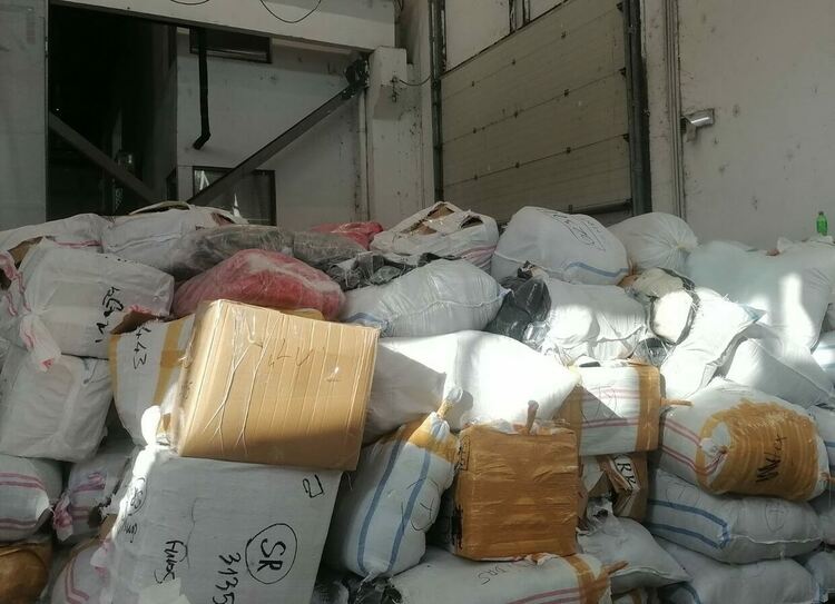 На "Капитан Андреево" спряха хиляди дрехи менти за Франция и Чехия 