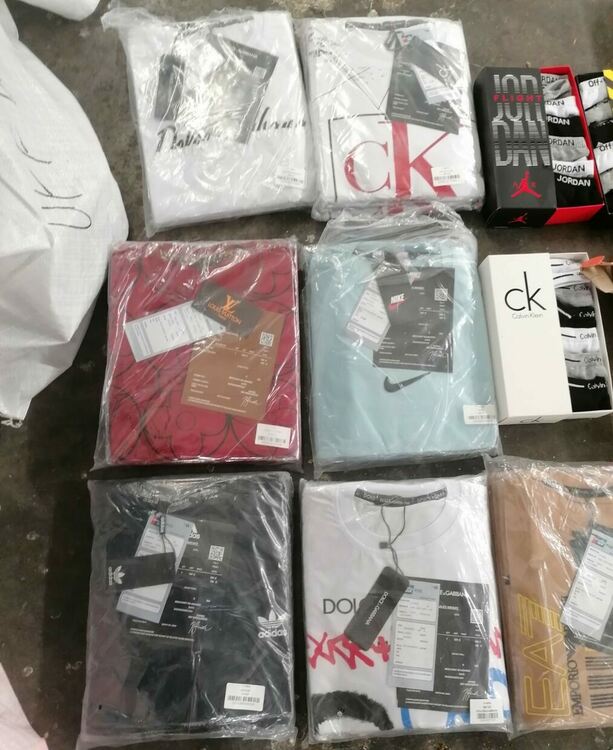 На "Капитан Андреево" спряха хиляди дрехи менти за Франция и Чехия 