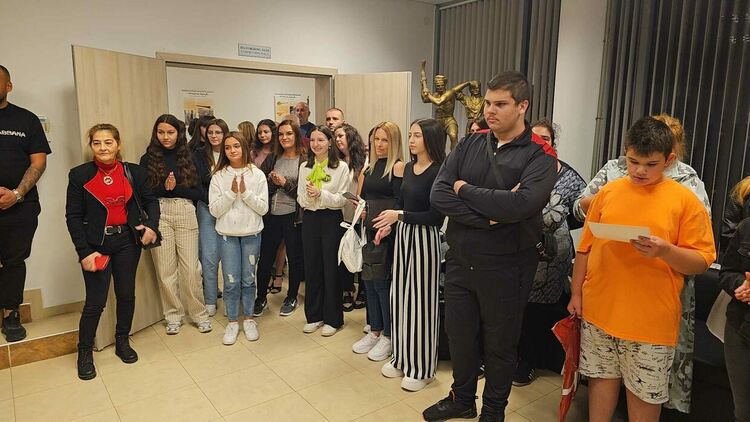 Наградиха отличените в общинския ученически конкурс по повод Деня на народните будители