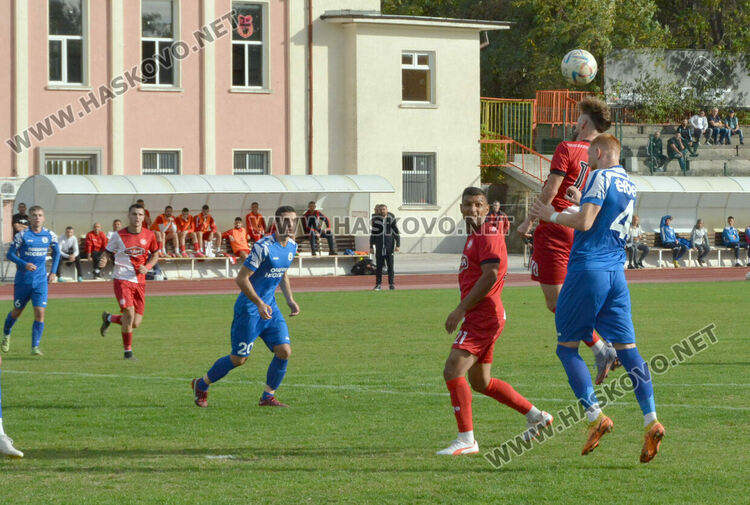 Спорни съдийски отсъждания и проспано първо полувреме костваха точката на „Саяна Хасково“ срещу „Несебър“