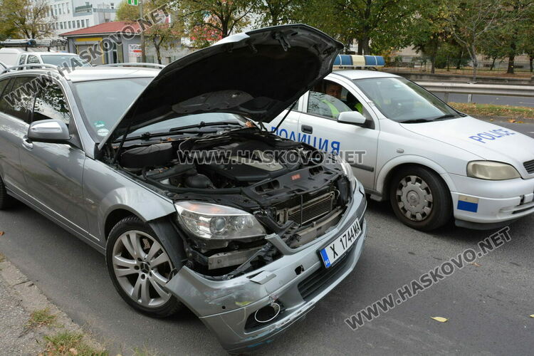 Мерцедес, джип и каруца катастрофираха на булевард „Васил Левски“