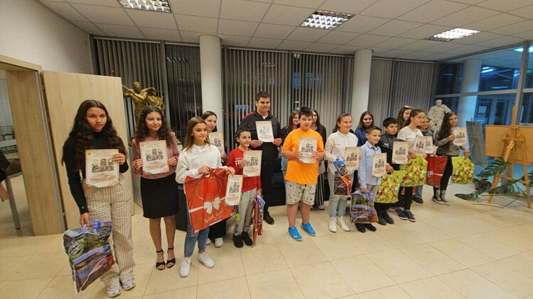 Наградиха отличените в общинския ученически конкурс по повод Деня на народните будители