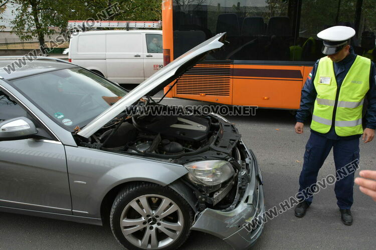Мерцедес, джип и каруца катастрофираха на булевард „Васил Левски“