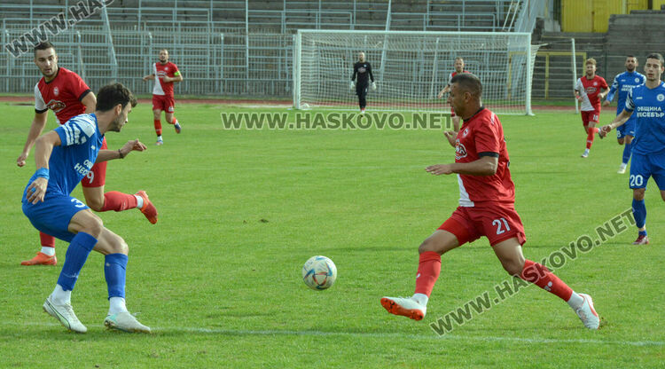 Спорни съдийски отсъждания и проспано първо полувреме костваха точката на „Саяна Хасково“ срещу „Несебър“