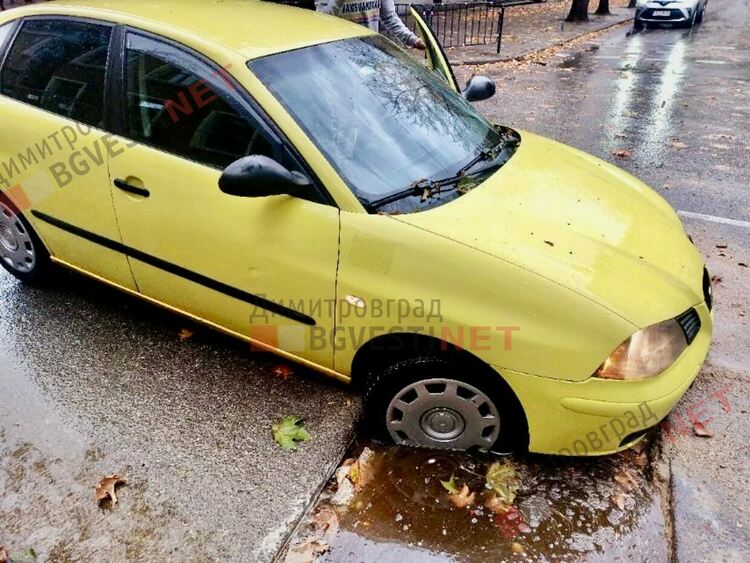 Автомобил пропадна в дупка на бул. Христо Ботев