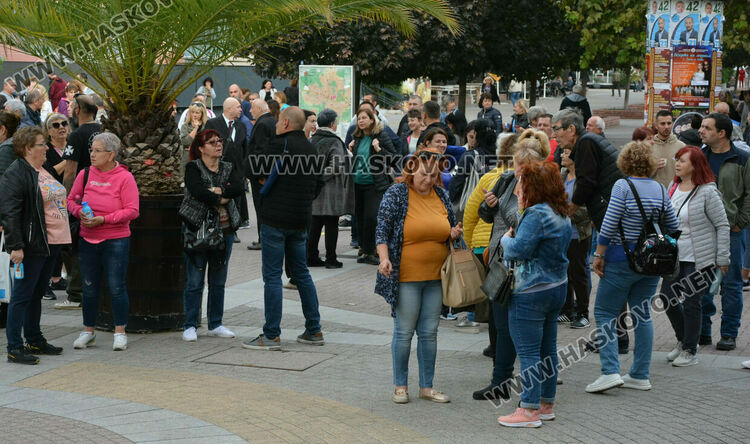 Членовете на СИК в Хасково взеха бюлетините и изборните книжа за вота в неделя